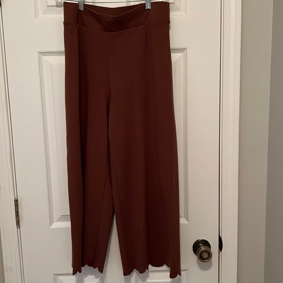 Zenana Outfitters Scalloped Bottom pants - Size Large - Picture 1 of 3